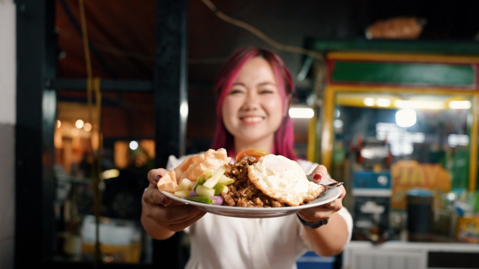Konten Kreator Gina Angelia menyantap Nasi Goreng Kebuli Apjay. (Dok: Istimewa)