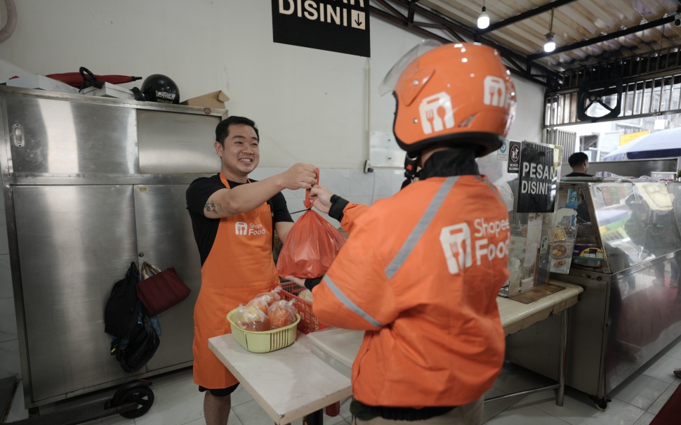 Pesanan Ayam Goreng Buni diambil oleh Mitra Pengemudi ShopeeFood. (Dok: Shopeefood)
