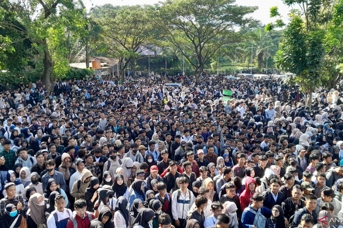 Pencari kerja mendatangi bursa lowongan pekerjaan Job Fair Bekasi Pasti Kerja 2025 di President University Convention Center Jababeka, Selasa.(ANTARA/Pradita Kurniawan Syah)