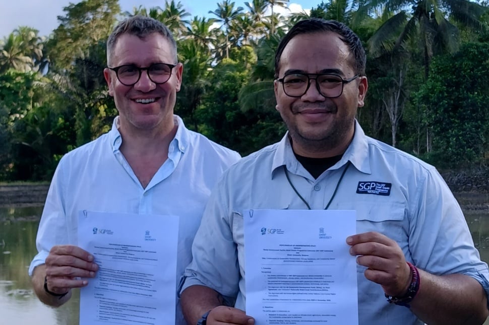 Eduardo de la Pena, Head of laboratorium Tropical Crops Ghent University (kiri) dan Koordinator GEF SGP Indonesia Sidi Rana Menggala (kanan)