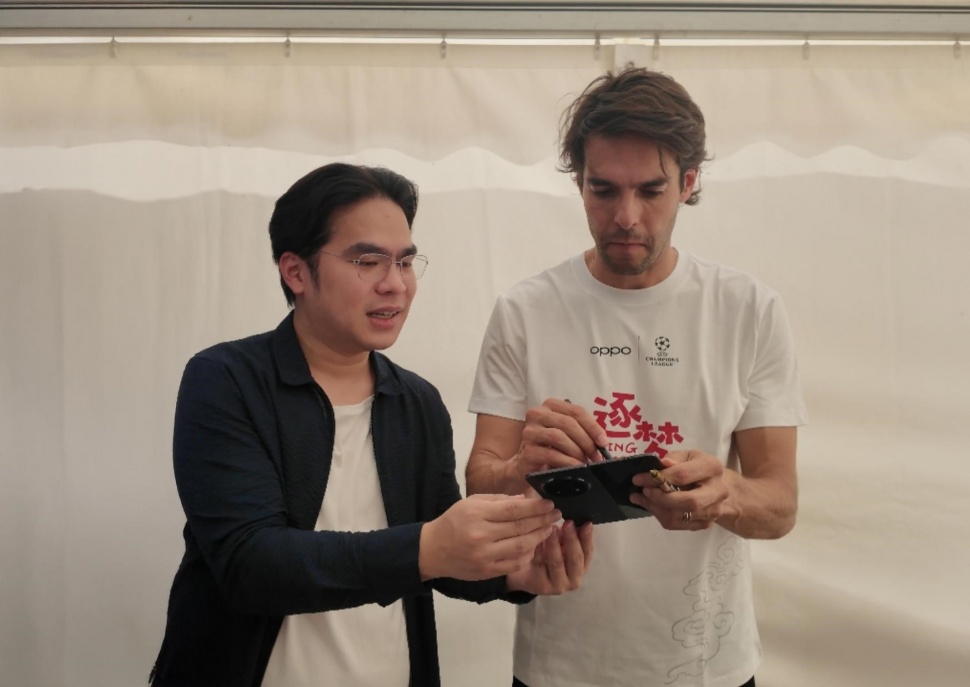 CMO OPPO Indonesia Giveaway Kaos Merch UCL Bertanda Tangan Kaka untuk O-Fans. (Dok: OPPO)