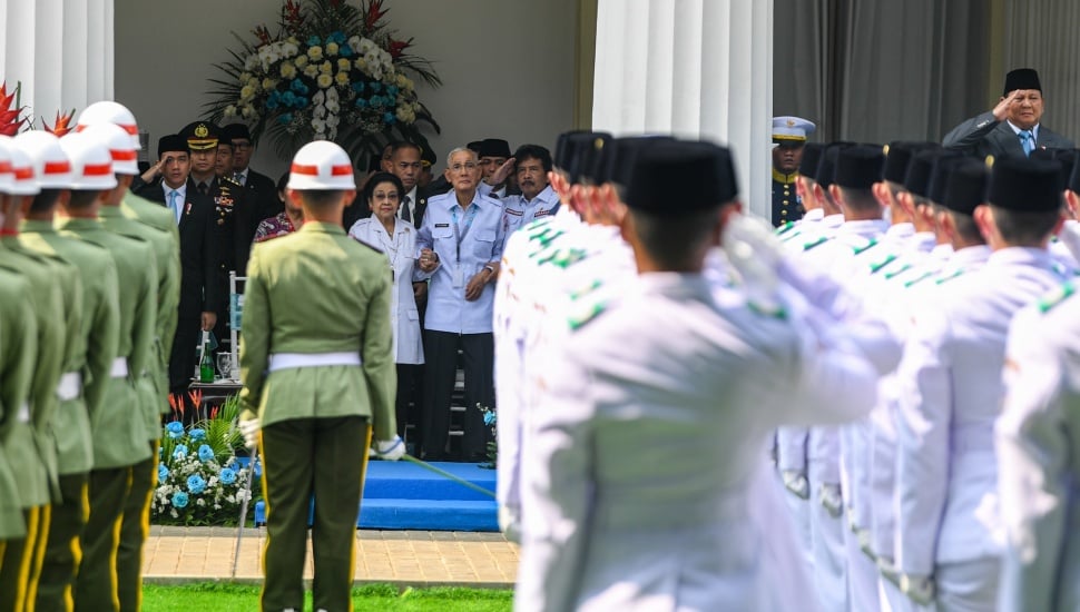 Presiden Prabowo Subianto (kanan) bersama Wakil Presiden Gibran Rakabuming Raka (kiri), Presiden ke-5 sekaligus Ketua Dewan Pengarah Badan Pengarah Badan Pembina Ideologi Pancasila Megawati Soekarnoputri (kedua kiri) dan Wakil Presiden ke-6 Try Sutrisno (ketiga kiri) mengikuti upacara Hari Lahir Pancasila di Gedung Pancasila, Jakarta, Senin (2/6/2025). [ANTARA FOTO/Muhammad Adimaja/foc]