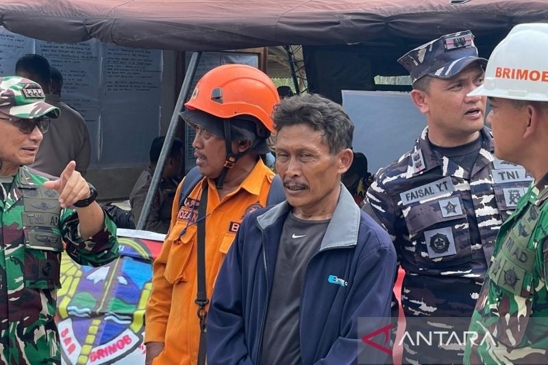 Taryana (45), (tengah) yang menjadi salah satu korban selamat dalam insiden longsor di Gunung Kuda Cirebon, Jawa Barat, saat dimintai keterangan pada Sabtu (31/5/2025). ANTARA/Fathnur Rohman.