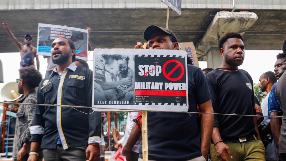 Sejumlah Mahasiswa Papua saat menggelar aksi unjuk rasa di depan Gedung Kementerian HAM, Jakarta, Selasa (3/6/2025). [Suara.com/Alfian Winanto]