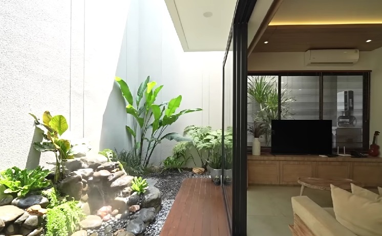 Inspirasi desain rumah dengan taman indoor. (YouTube/Rizki Abadi)