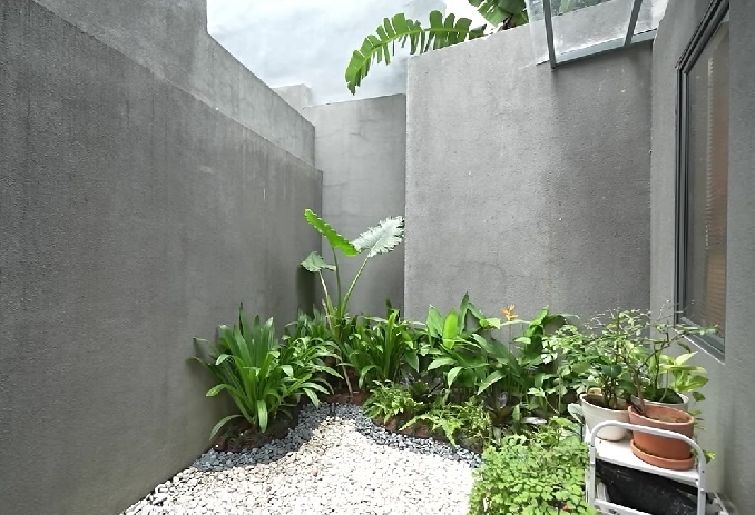 Inspirasi desain rumah dengan taman indoor. (YouTube/Rizki Abadi)