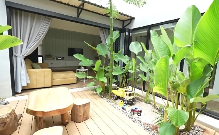 Inspirasi desain rumah dengan taman indoor. (YouTube/Rizki Abadi)