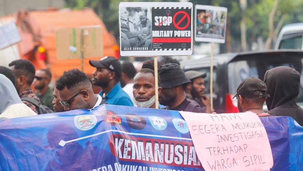 Sejumlah Mahasiswa Papua saat menggelar aksi unjuk rasa di depan Gedung Kementerian HAM, Jakarta, Selasa (3/6/2025). [Suara.com/Alfian Winanto]