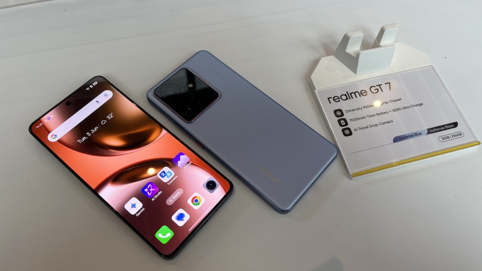 Realme GT 7 yang resmi diluncurkan ke Indonesia pada Selasa (3/6/2025). [Suara.com/Dicky Prastya]