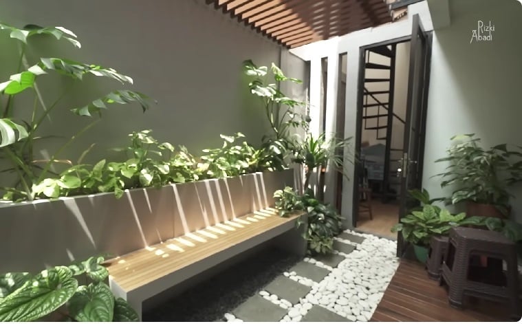 Inspirasi desain rumah dengan taman indoor. (YouTube/Rizki Abadi)