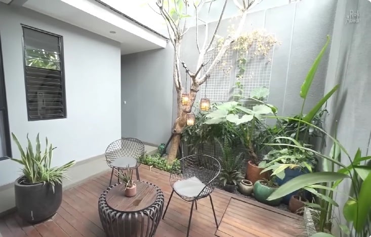 Inspirasi desain rumah dengan taman indoor. (YouTube/Rizki Abadi)