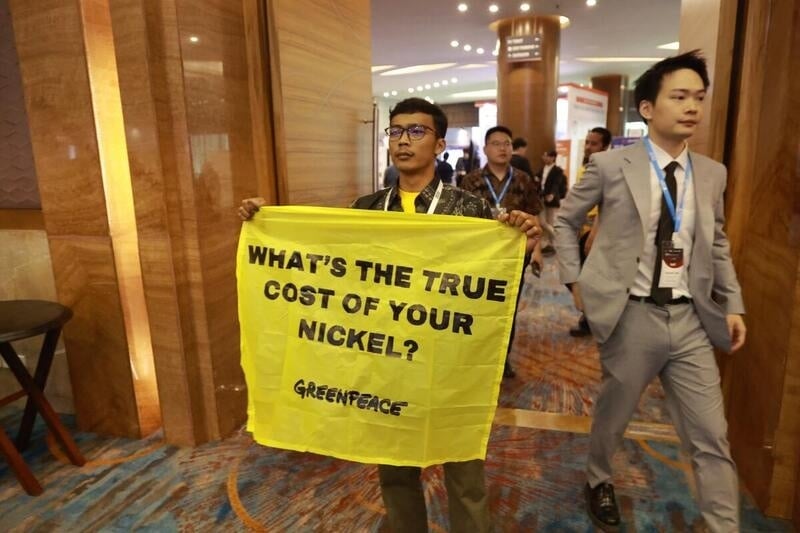 Aksi Protes Greenpeace Konferensi Nikel Internasional di Jakarta (Dok Dhemas Reviyanto / Greenpeace)