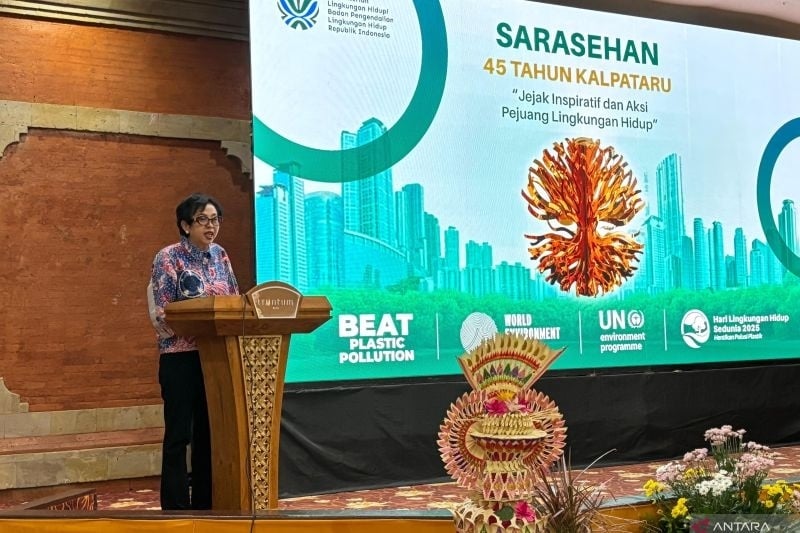 Sestama KLH/BPLH Rosa Vivien Ratnawati ketika membuka Sarasehan 45 Tahun Kalpataru di Kuta, Kabupaten Badung di Bali pada Rabu (4/5/2025) ANTARA/Prisca Triferna