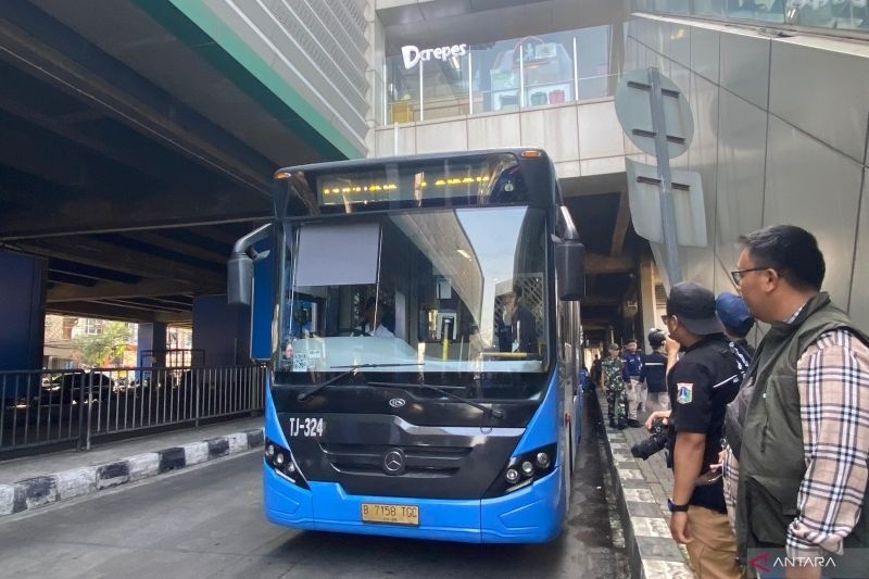 Pemerintah Provinsi DKI meresmikan Transjabodetabek rute D41 Sawangan-Lebak Bulus di halte Transjakarta Lebak Bulus, Jakarta, Rabu (4/6/2025). (ANTARA/Luthfia Miranda Putri).