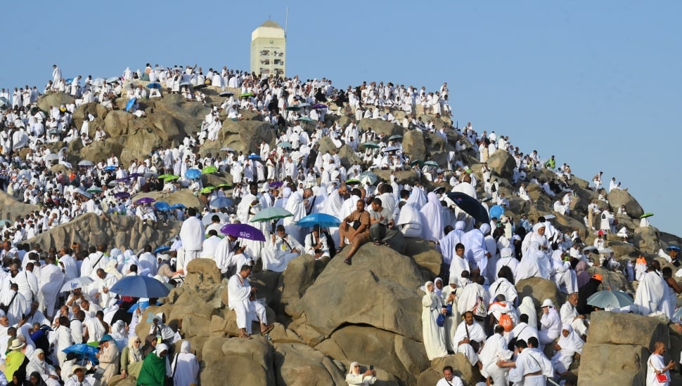 Umat Islam memadati Jabal Rahmah jelang wukuf di Arafah, Arab Saudi, Kamis (5/6/2025).  [ANTARA FOTO/Andika Wahyu/YU]