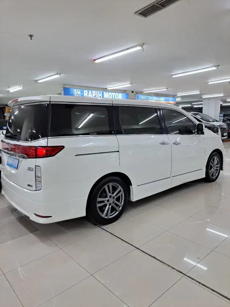 Nissan Elgrand (2013). (OLX)