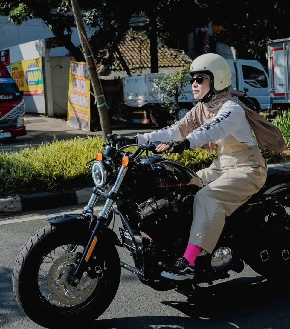 OOTD Motoran Dian Ayu Lestari. (Instagram.com/dianayulestari)