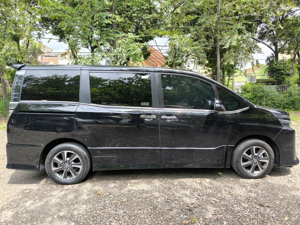 Toyota Voxy (2018). (OLX)
