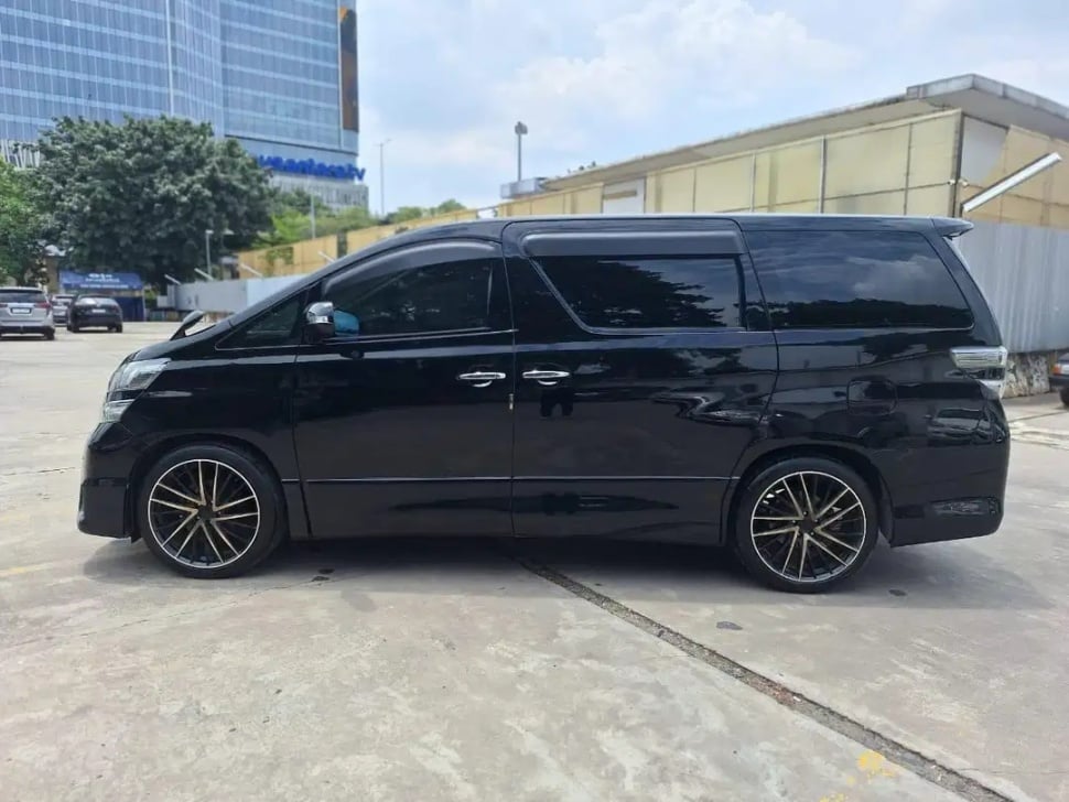Toyota Vellfire (2010). (OLX)