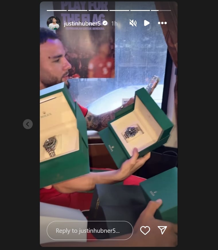 Pemain timnas Indonesia dapat jam tangan mewah. (Instagram/@justinhubner5)