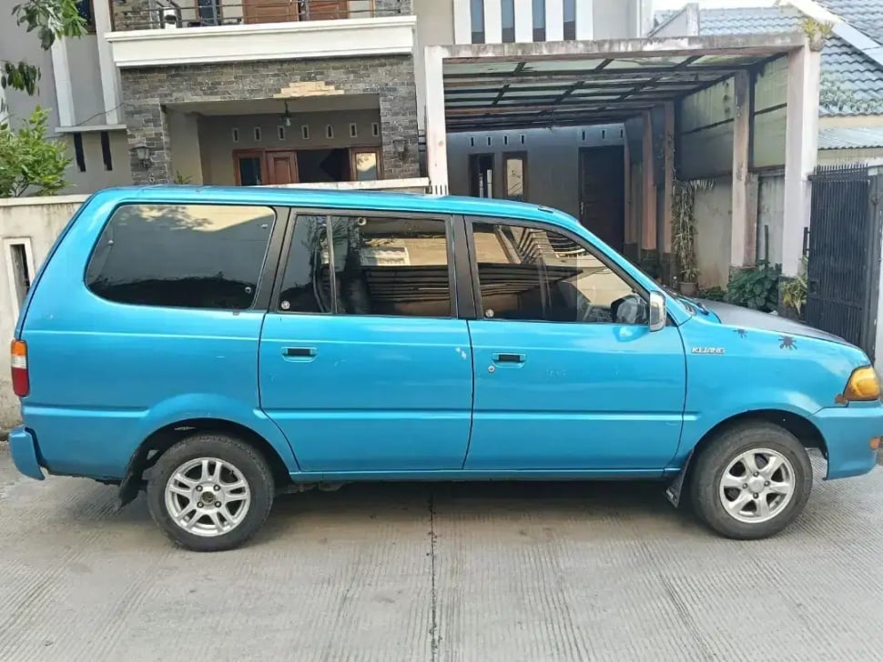 Toyota Kijang (2003). (OLX)