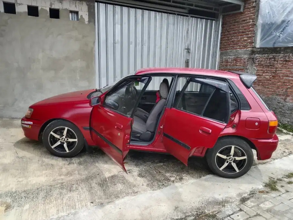 Toyota Starlet (1992). (OLX)