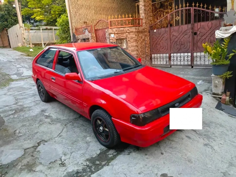 Ford Laser (1987). (OLX)