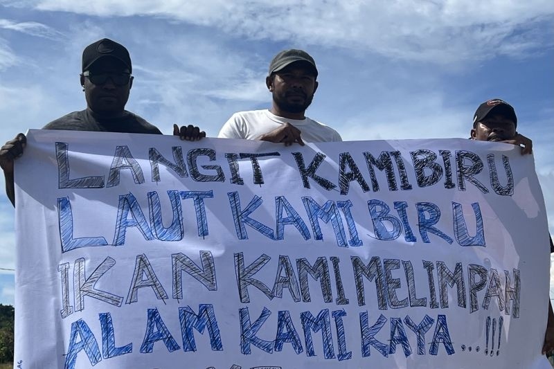 Warga Kampung Gag membentangkan poster mendukung aktivitas pertambangan di Pulau Gag, Kabupaten Raja Ampat, Papua Barat Daya, Sabtu (7/6/2025). (ANTARA/Putu Indah Savitri)