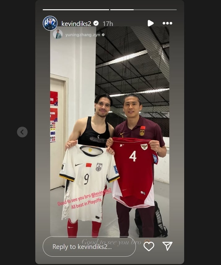Pemain China, Zhang Yuning memberikan doa kepada Kevin Diks usai laga timnas Indonesia vs China. Keduanya pun bertukar jersey karena pernah main bersama di klub Belanda, Vitesse Arnhem. (Instagram/@kevindiks2)
