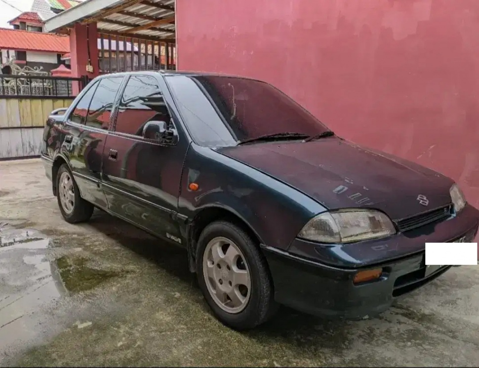 Suzuki Esteem (1995). (OLX)