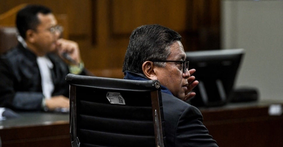 Potret Hasto Kristiyanto saat mengikuti sidang kasus dugaan suap pergantian antarwaktu (PAW) Anggota DPR RI. [Suara.com]