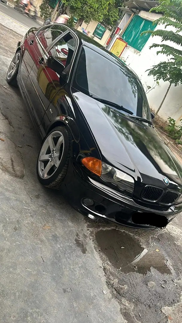 BMW 318i (2000). (OLX)