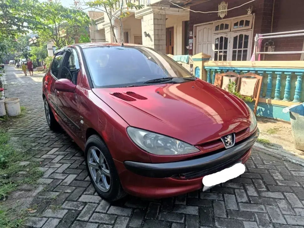 Peugeot 206 (2003). (OLX)