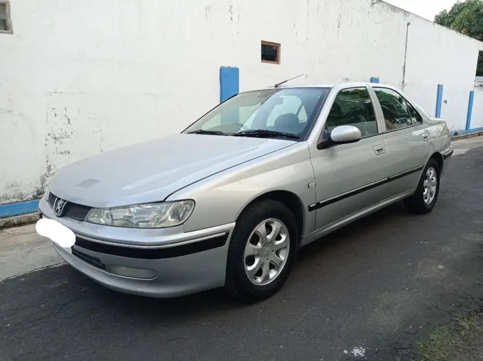 Peugeot 406 (2001). (OLX)