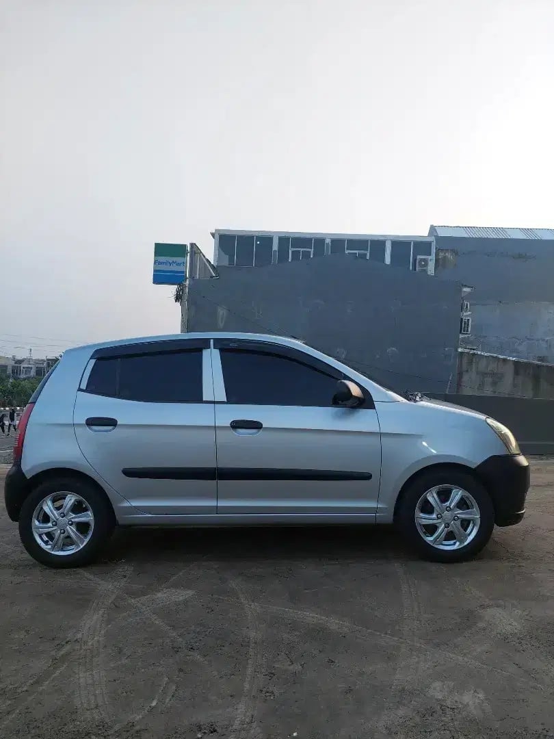 Kia Picanto (2004). (OLX)