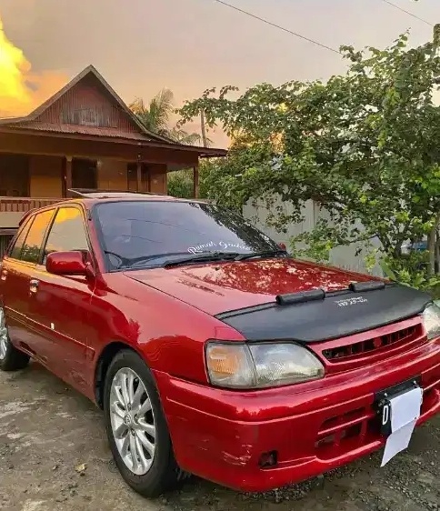 Toyota Starlet (1994). (OLX)