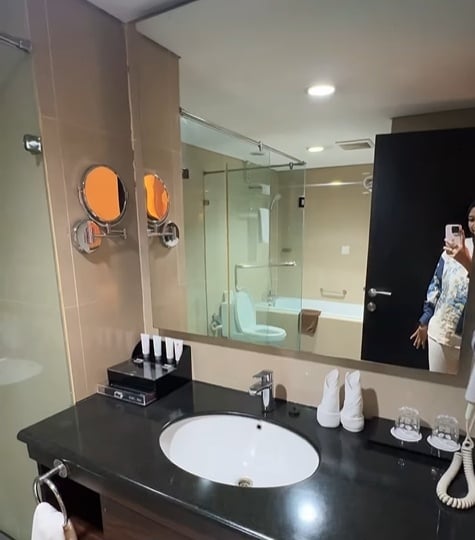 Kamar mandi di Best Western Premier The Hive (Suara.com/Vania)