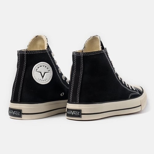 Sepatu lokal mirip Converse.