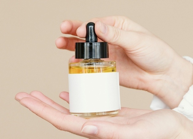 Ilustrasi minyak zaitun untuk skincare. [Pexels/Artem Podrez]