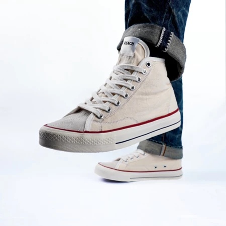Sepatu lokal mirip Converse.