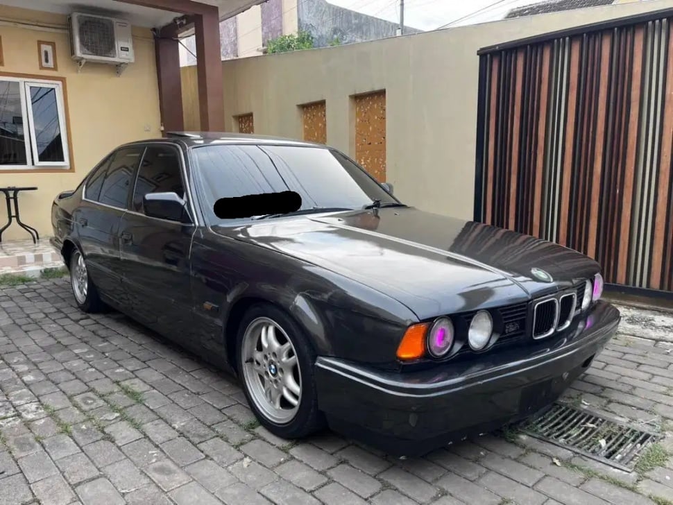 BMW 520i (1992). (OLX)