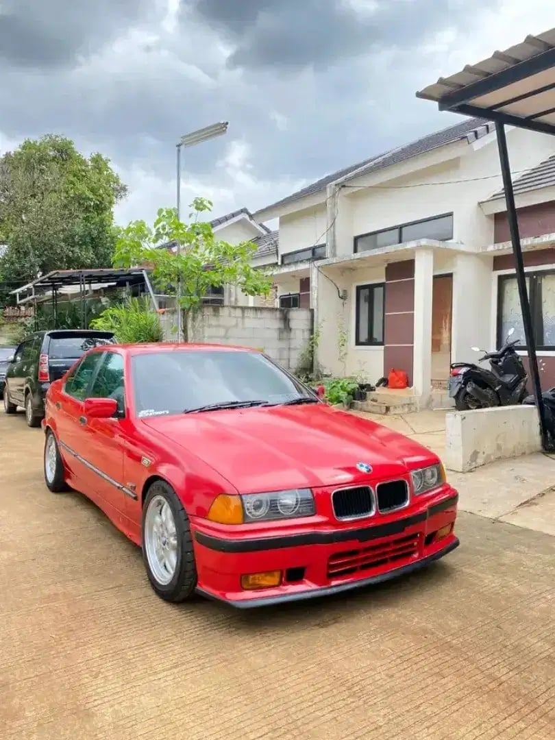 BMW 320i (1996). (OLX)