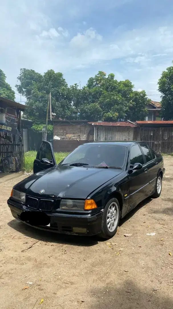 BMW 323i (1997). (OLX)