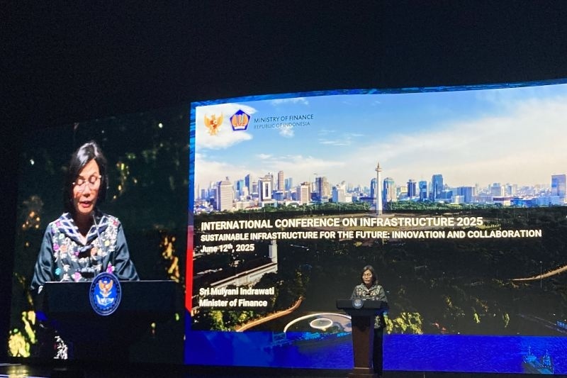 Menteri Keuangan Sri Mulyani Indrawati memberikan paparan dalam agenda International Conference on Infrastructure (ICI) 2025 di Jakarta, Kamis (12/6/2025). (ANTARA/Imamatul Silfia)