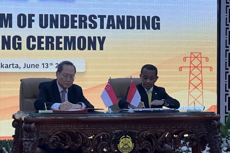 Menteri Energi dan Sumber Daya Mineral (ESDM) Bahlil Lahadalia (kanan) menandatangani MoU dengan Menteri Tenaga Kerja dan Menteri Kedua Bidang Perdagangan dan Industri Singapura Tan See Leng (kiri) di Kantor Kementerian ESDM, Jakarta, Jumat (13/6/2025). ANTARA/Putu Indah Savitri
