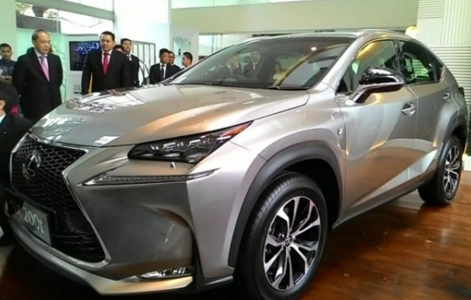 Mobil mewah Lexus NX200T meluncur di Indonesia pada 2015. (Antara/ Try Reza Essra)