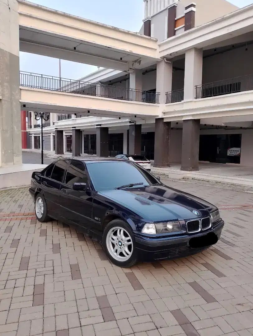 BMW 318i (1996). (OLX)