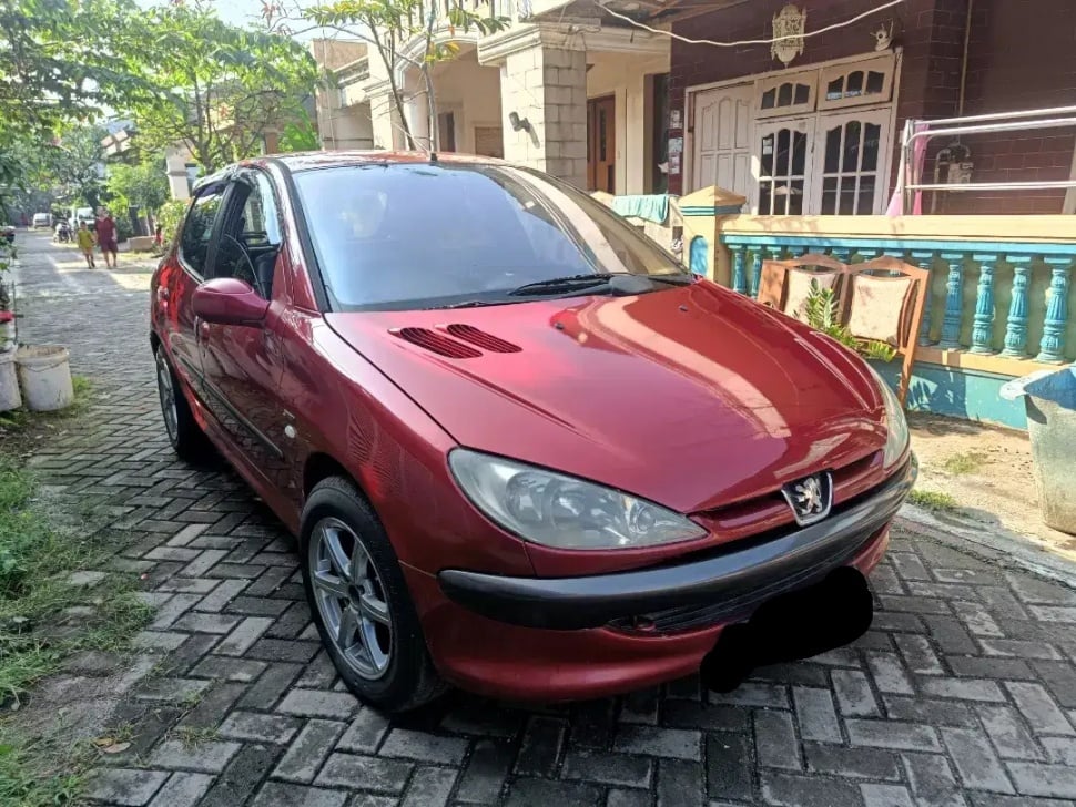 Peugeot 206 (2003). (OLX)