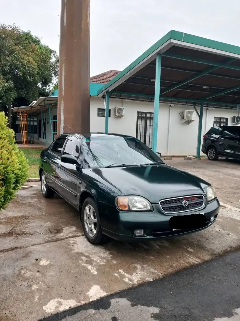 Suzuki Baleno (2000). (OLX)