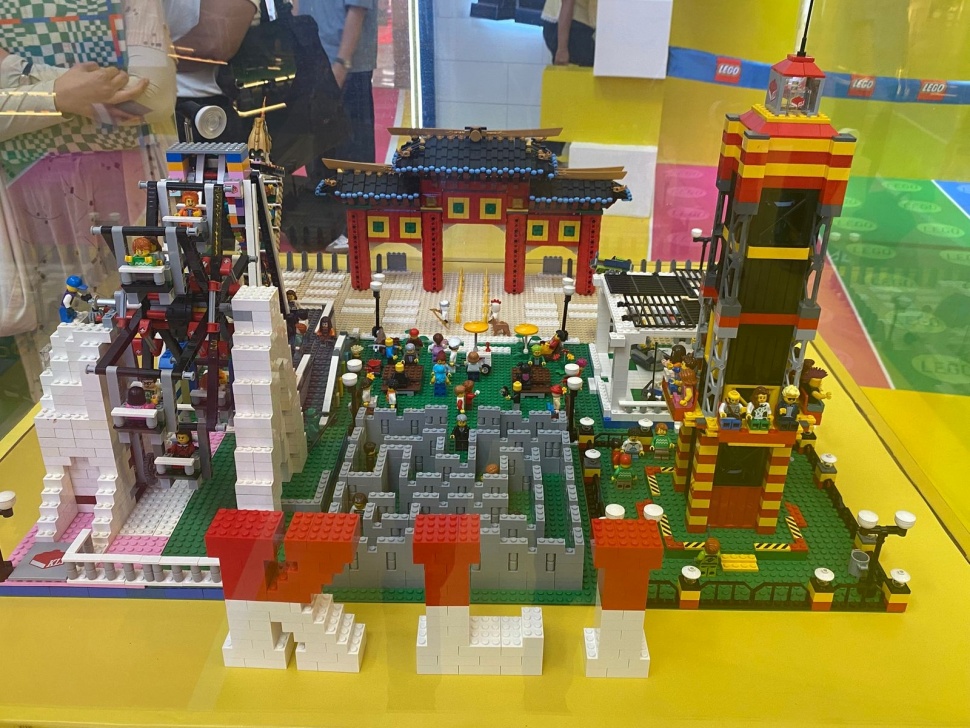 Gelaran Lego Playground di Main Atrium Gandaria City, Jumat (14/6/2025). (Suara.com/Fajar Ramadhan)